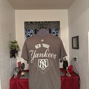 Majestic Gray Yankees Short Sleeve Tee